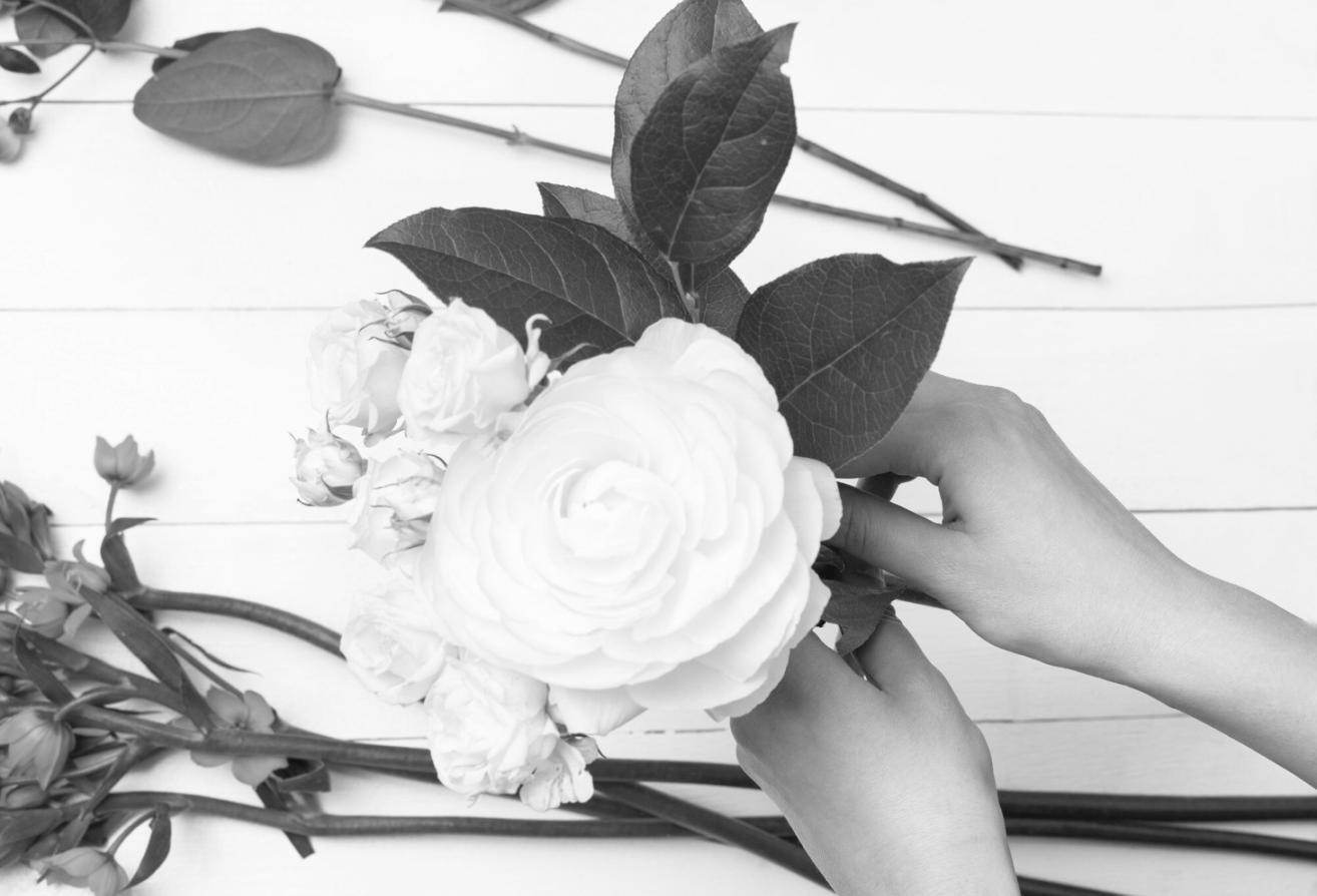 Флористическая мастерская с живыми цветами и инструментами